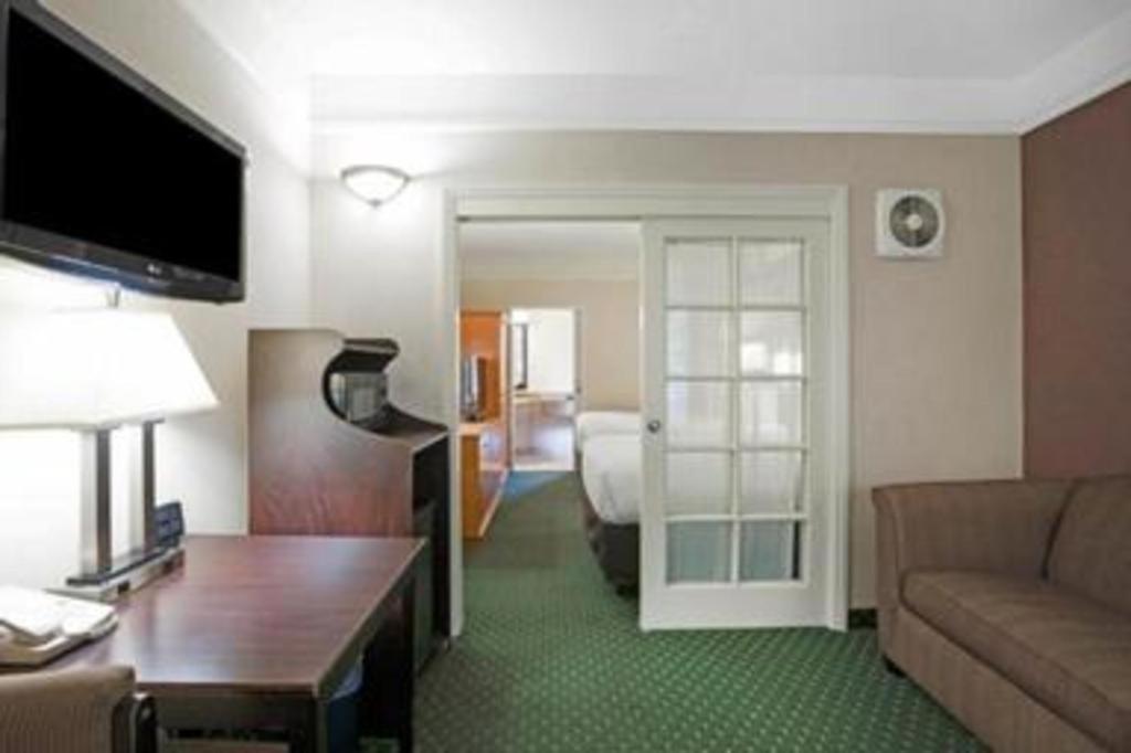 Ramada Suites By Wyndham San Diego Eksteriør bilde
