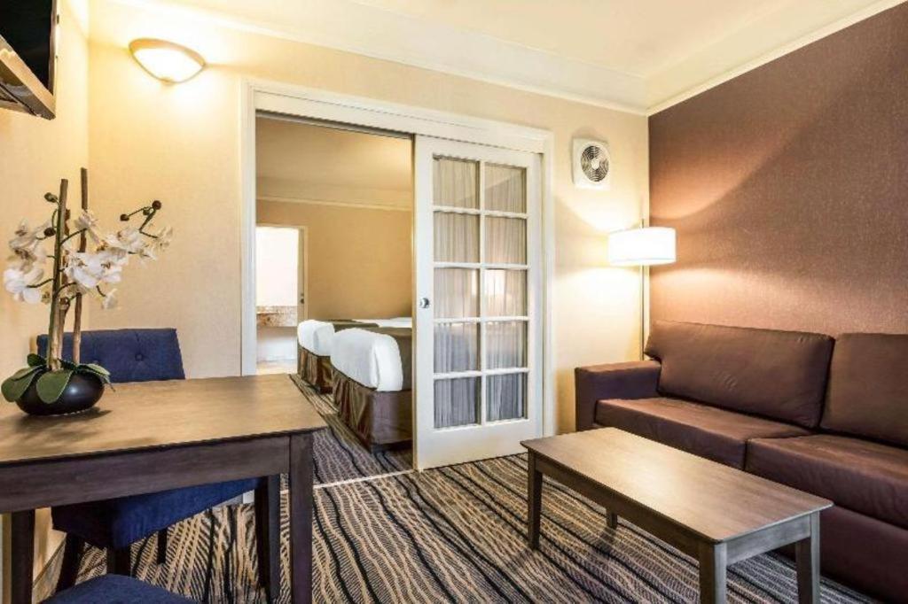 Ramada Suites By Wyndham San Diego Eksteriør bilde